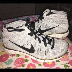 Nike flyknit chukka in colors grey, black and gold